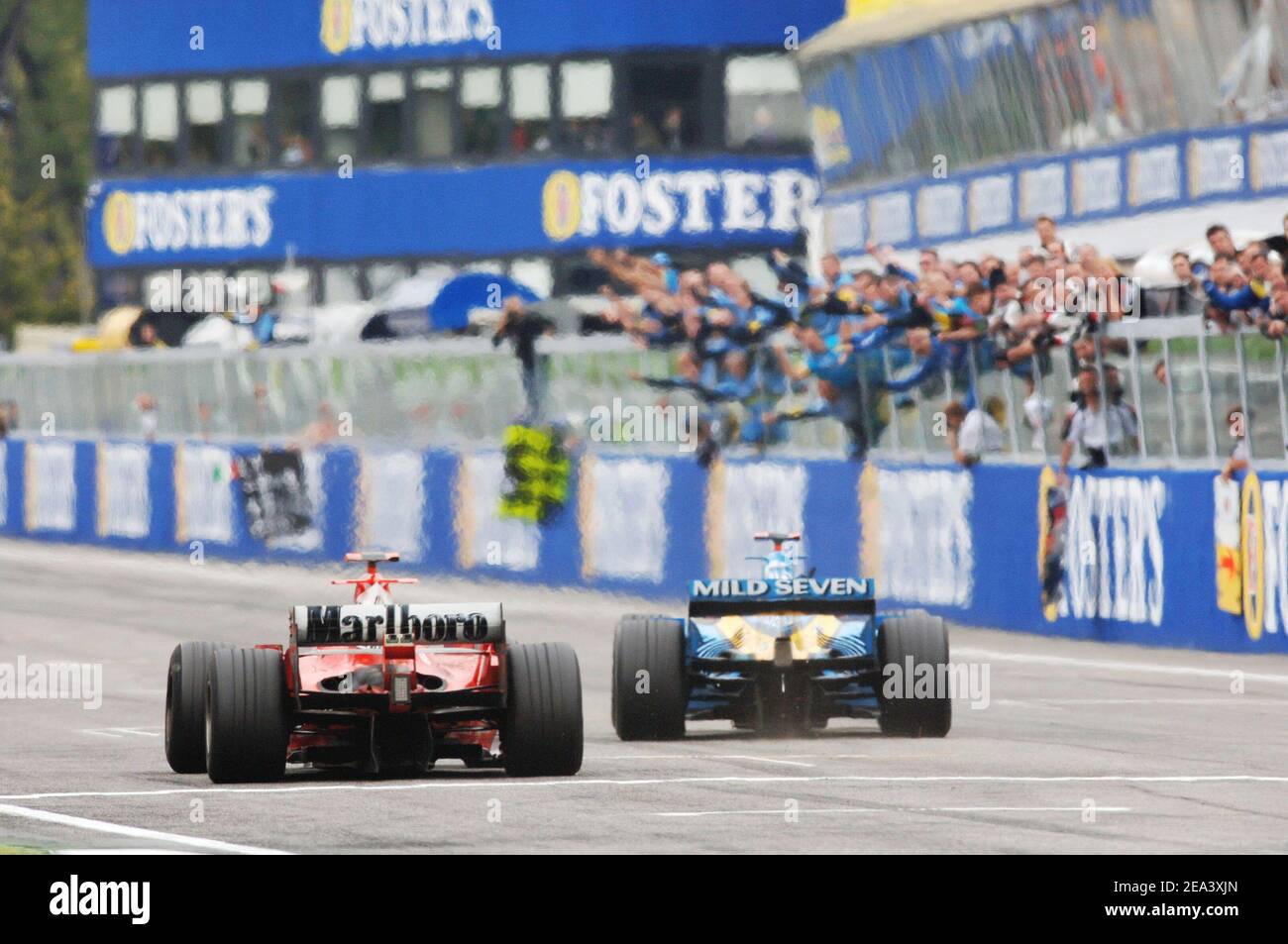 Il pilota spagnolo di Formula uno Fernando Alonso (team Renault) e il tedesco Michael Schumacher (team Ferrari) nell'ultimo round del Gran Premio di San Marino, sul circuito di Imola, Italia, il 24 aprile 2005. Foto di Thierry Gromik/ABACA. Foto Stock