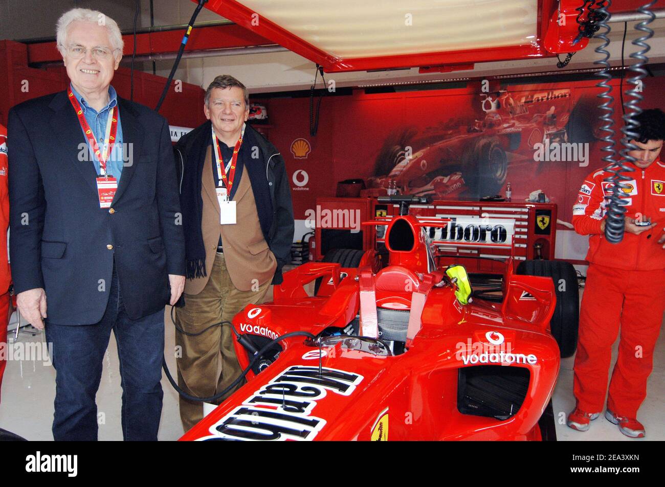 L'ex primo Ministro della Socialiste Lionel Jospin e l'ex Socialiste Jean Glavany sulla Ferrari, in occasione del Gran Premio di San Marino, circuito di Imola, il 24 aprile 2005. Foto di Thierry Gromik/ABACA. Foto Stock