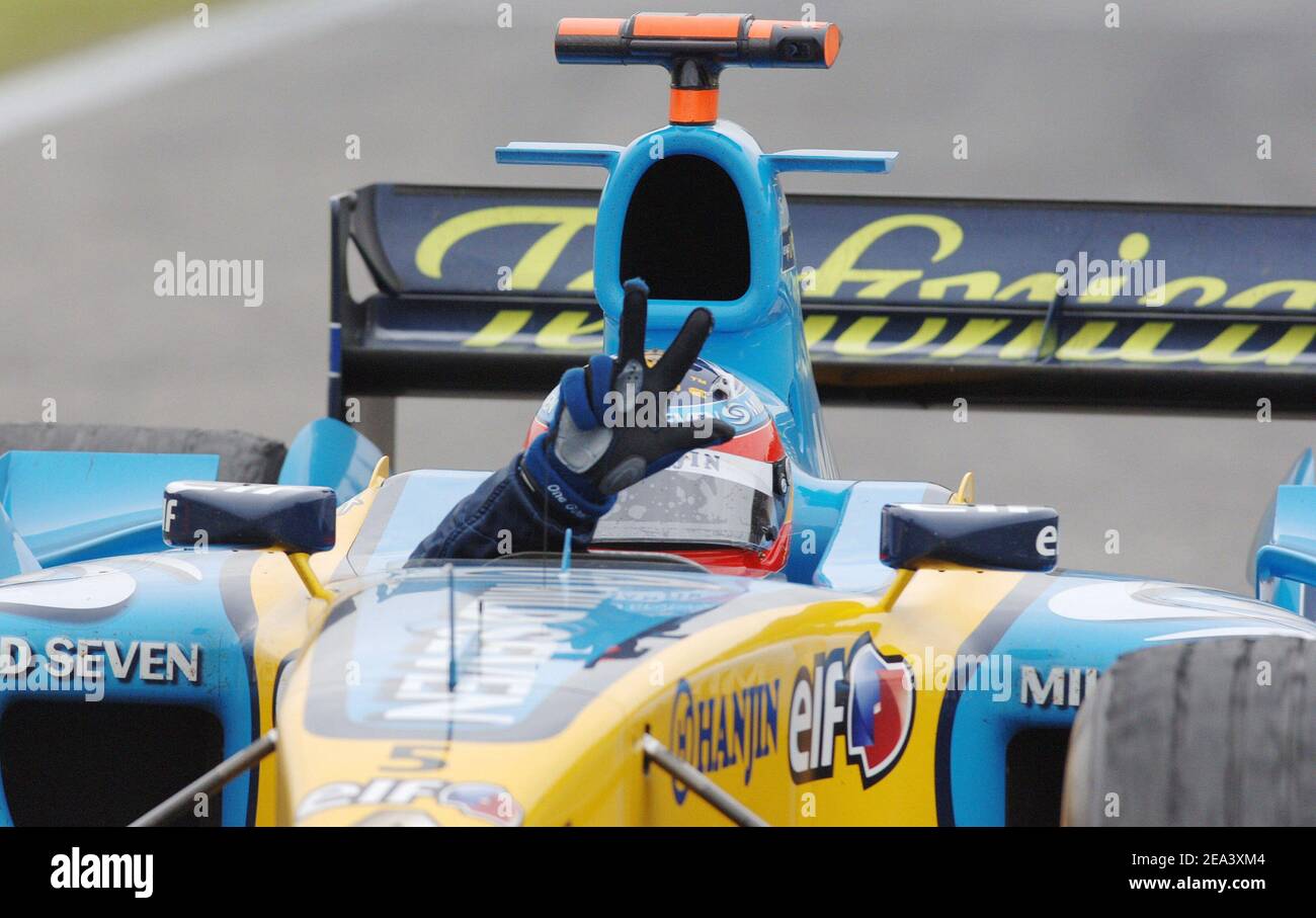 Il pilota spagnolo di Formula uno Fernando Alonso (team Renault) ha vinto la gara davanti al pilota tedesco Michael Schumacher, sul circuito di Imola, Italia, il 24 aprile 2005. Foto di Thierry Gromik/ABACA. Foto Stock