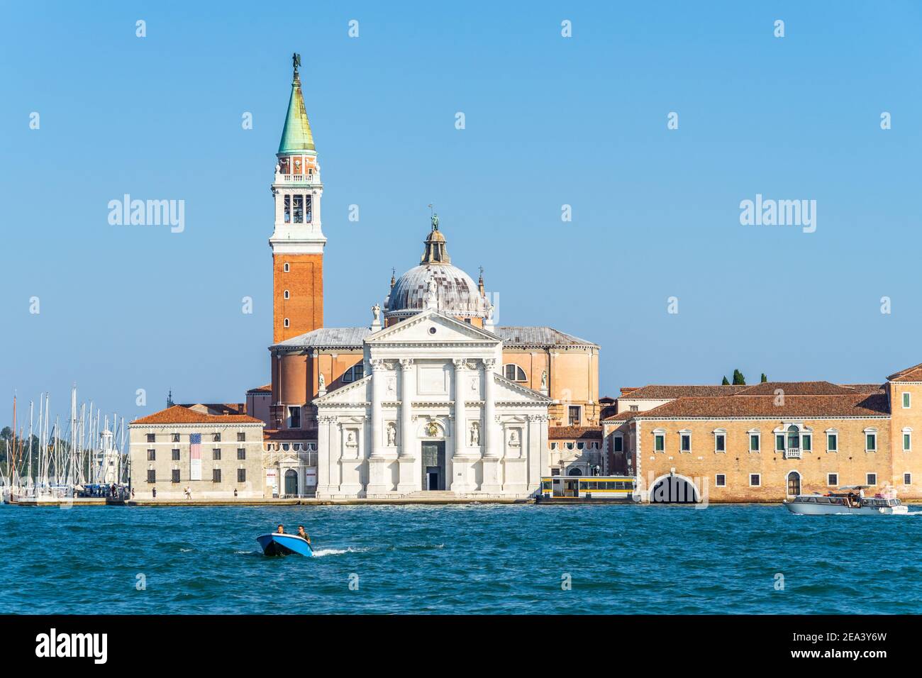 Chiesa di San Giorgio maggiore vista attraverso la laguna veneta, Venezia, Italia Foto Stock