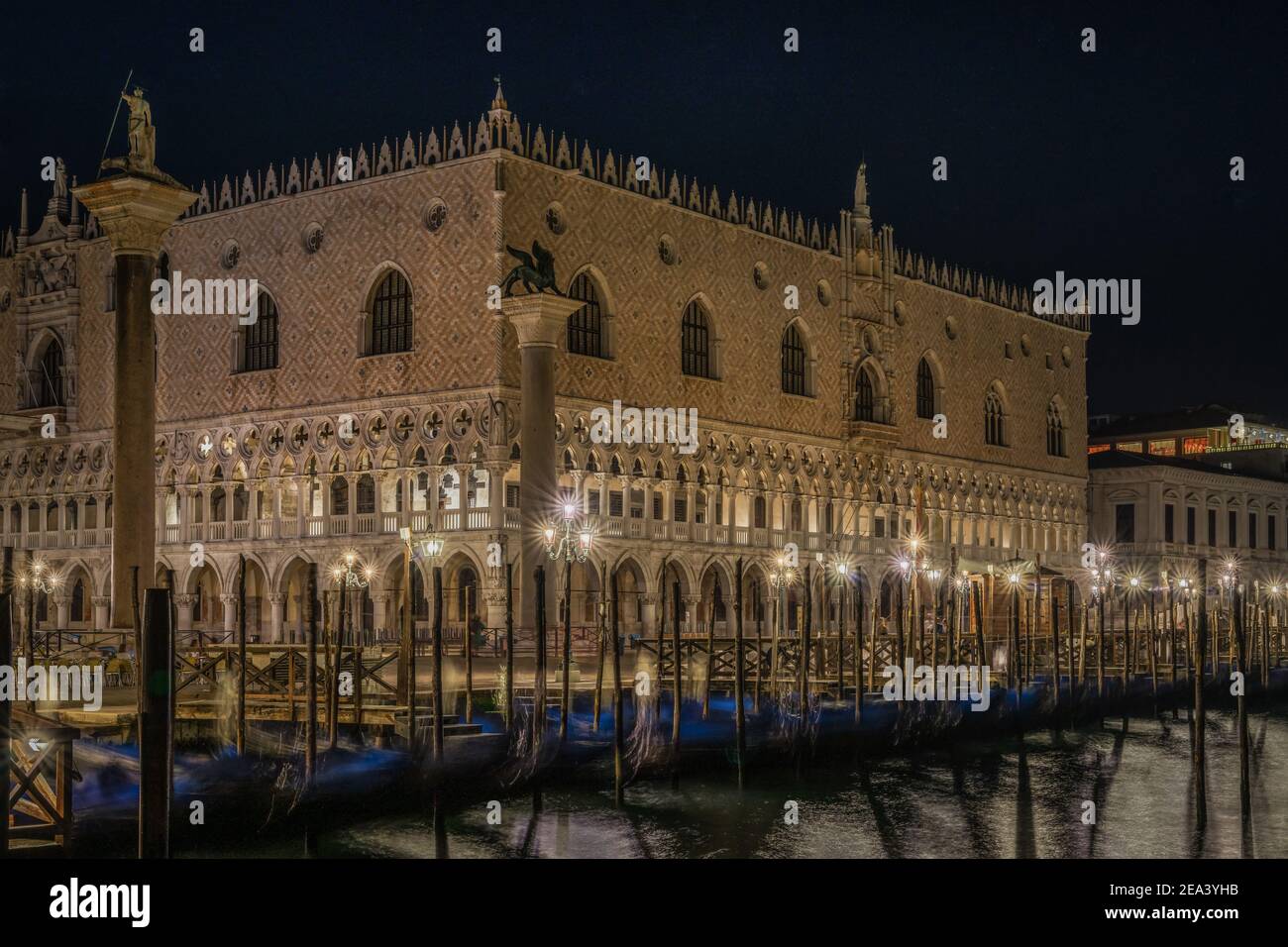 Vista panoramica notturna del Palazzo Ducale e di Piazza San Marco illuminata, Venezia, Italia Foto Stock