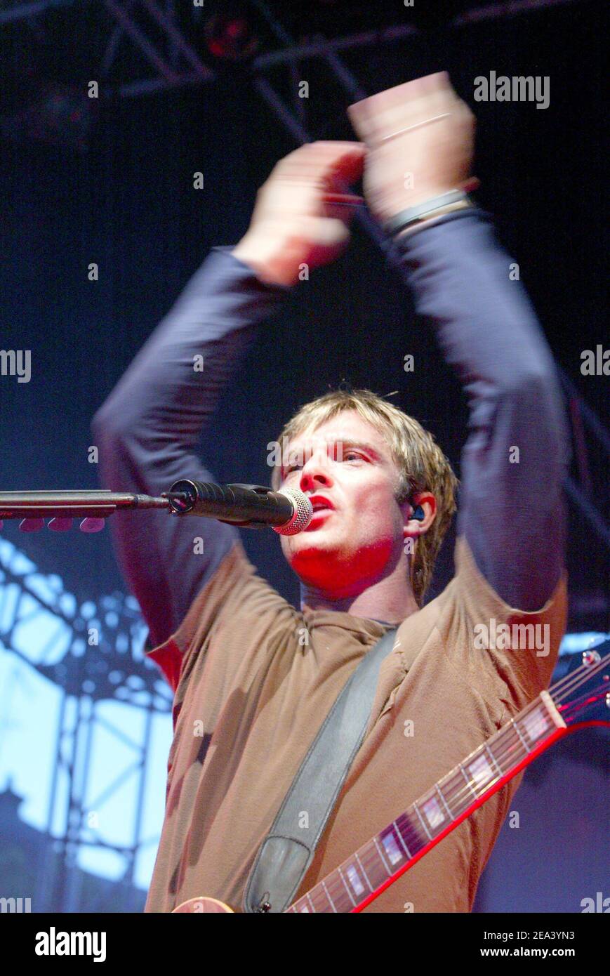 Il cantante e compositore francese David Hallyday si esibisce dal vivo durante un concerto gratuito fuori dal Palais Imperial di Compiegne, vicino a Parigi, Francia, il 30 aprile 2005. Foto di Edouard Bernaux/ABACA. Foto Stock