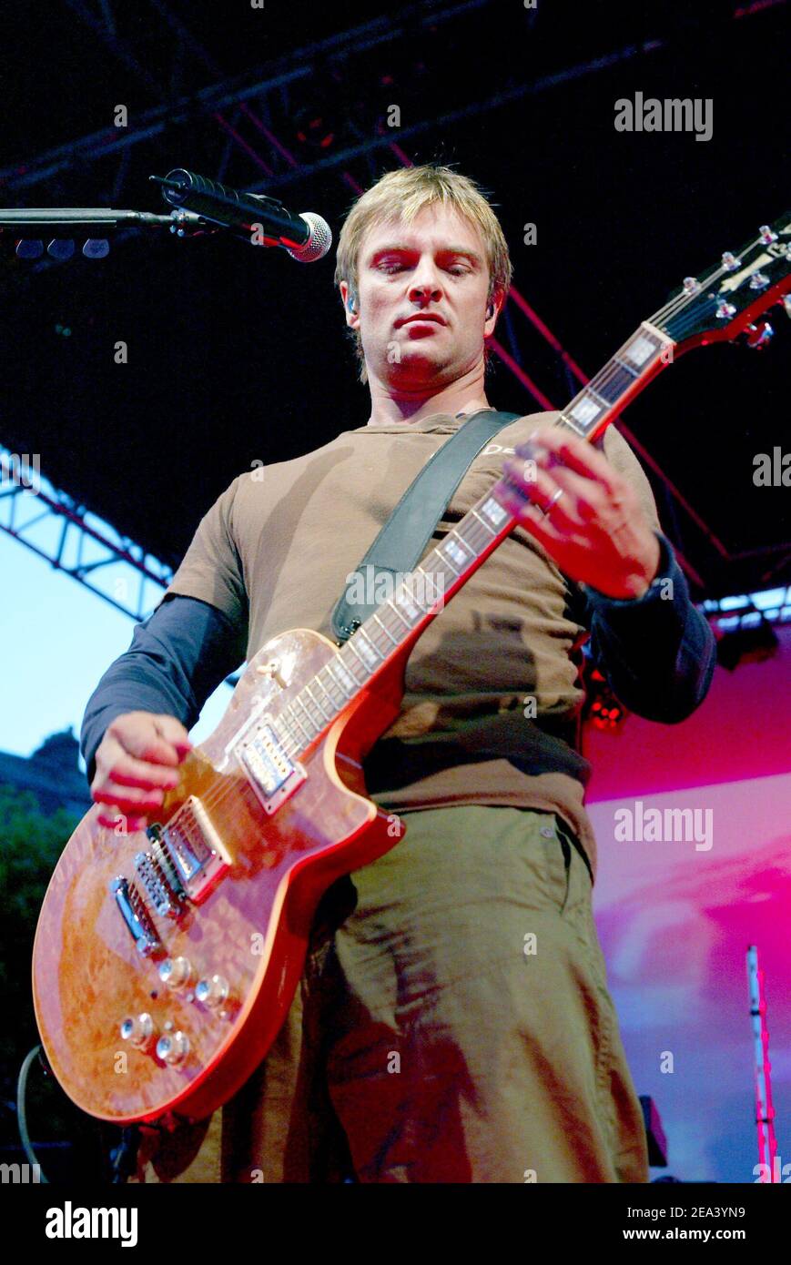 Il cantante e compositore francese David Hallyday si esibisce dal vivo durante un concerto gratuito fuori dal Palais Imperial di Compiegne, vicino a Parigi, Francia, il 30 aprile 2005. Foto di Edouard Bernaux/ABACA. Foto Stock