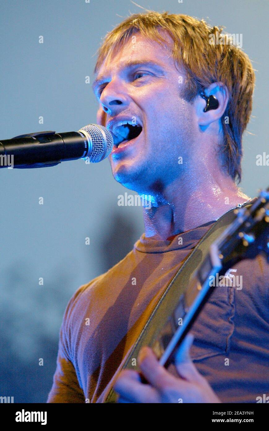 Il cantante e compositore francese David Hallyday si esibisce dal vivo durante un concerto gratuito fuori dal Palais Imperial di Compiegne, vicino a Parigi, Francia, il 30 aprile 2005. Foto di Edouard Bernaux/ABACA. Foto Stock
