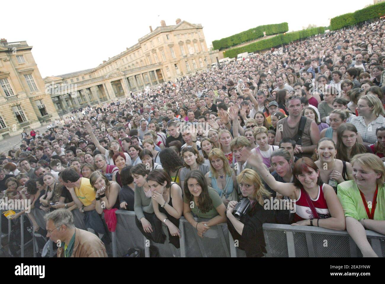 Migliaia di fan partecipano a un concerto gratuito di David Hallyday, fuori dal Palais Imperial di Compiegne, vicino a Parigi, Francia, il 30 aprile 2005. Foto di Edouard Bernaux/ABACA. Foto Stock