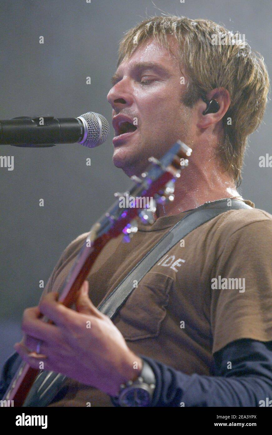 Il cantante e compositore francese David Hallyday si esibisce dal vivo durante un concerto gratuito fuori dal Palais Imperial di Compiegne, vicino a Parigi, Francia, il 30 aprile 2005. Foto di Edouard Bernaux/ABACA. Foto Stock