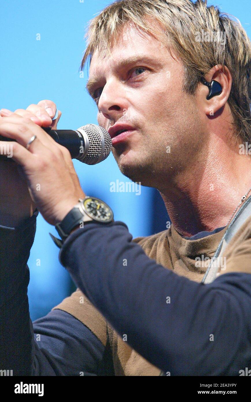 Il cantante e compositore francese David Hallyday si esibisce dal vivo durante un concerto gratuito fuori dal Palais Imperial di Compiegne, vicino a Parigi, Francia, il 30 aprile 2005. Foto di Edouard Bernaux/ABACA. Foto Stock