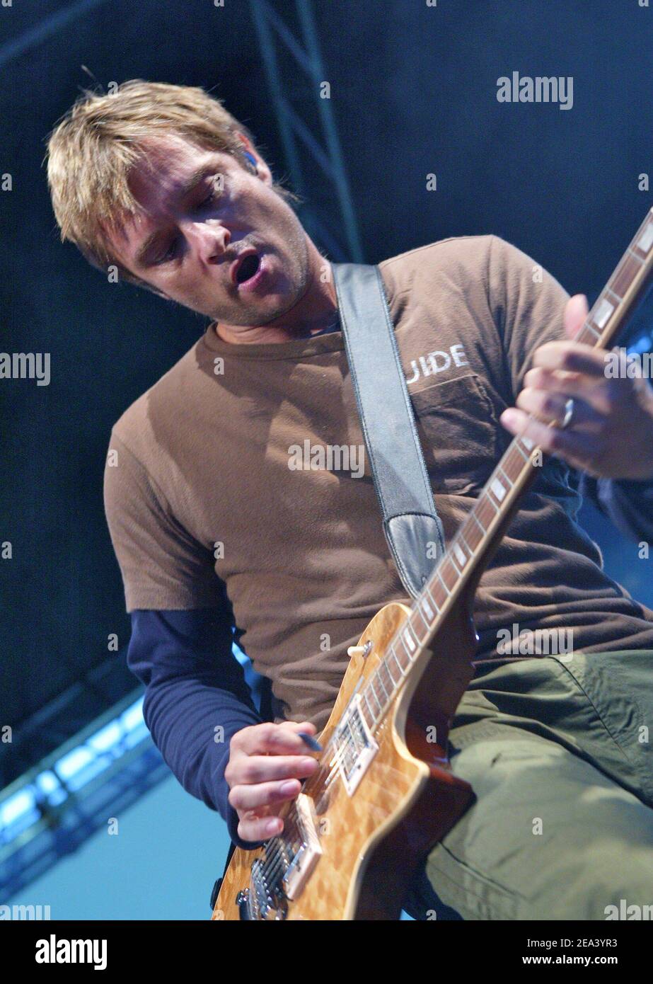 Il cantante e compositore francese David Hallyday si esibisce dal vivo durante un concerto gratuito fuori dal Palais Imperial di Compiegne, vicino a Parigi, Francia, il 30 aprile 2005. Foto di Edouard Bernaux/ABACA. Foto Stock
