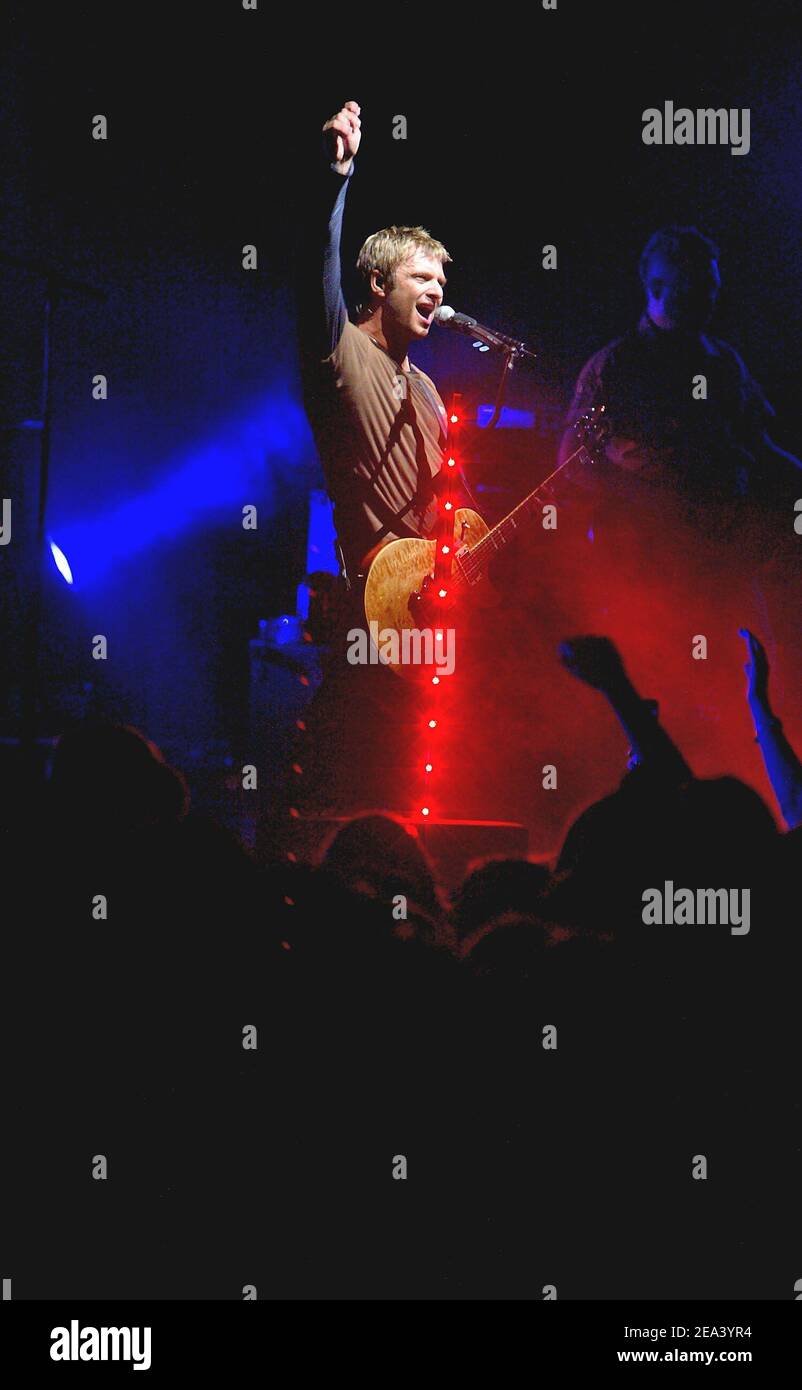 Il cantante e compositore francese David Hallyday si esibisce dal vivo durante un concerto gratuito fuori dal Palais Imperial di Compiegne, vicino a Parigi, Francia, il 30 aprile 2005. Foto di Edouard Bernaux/ABACA. Foto Stock