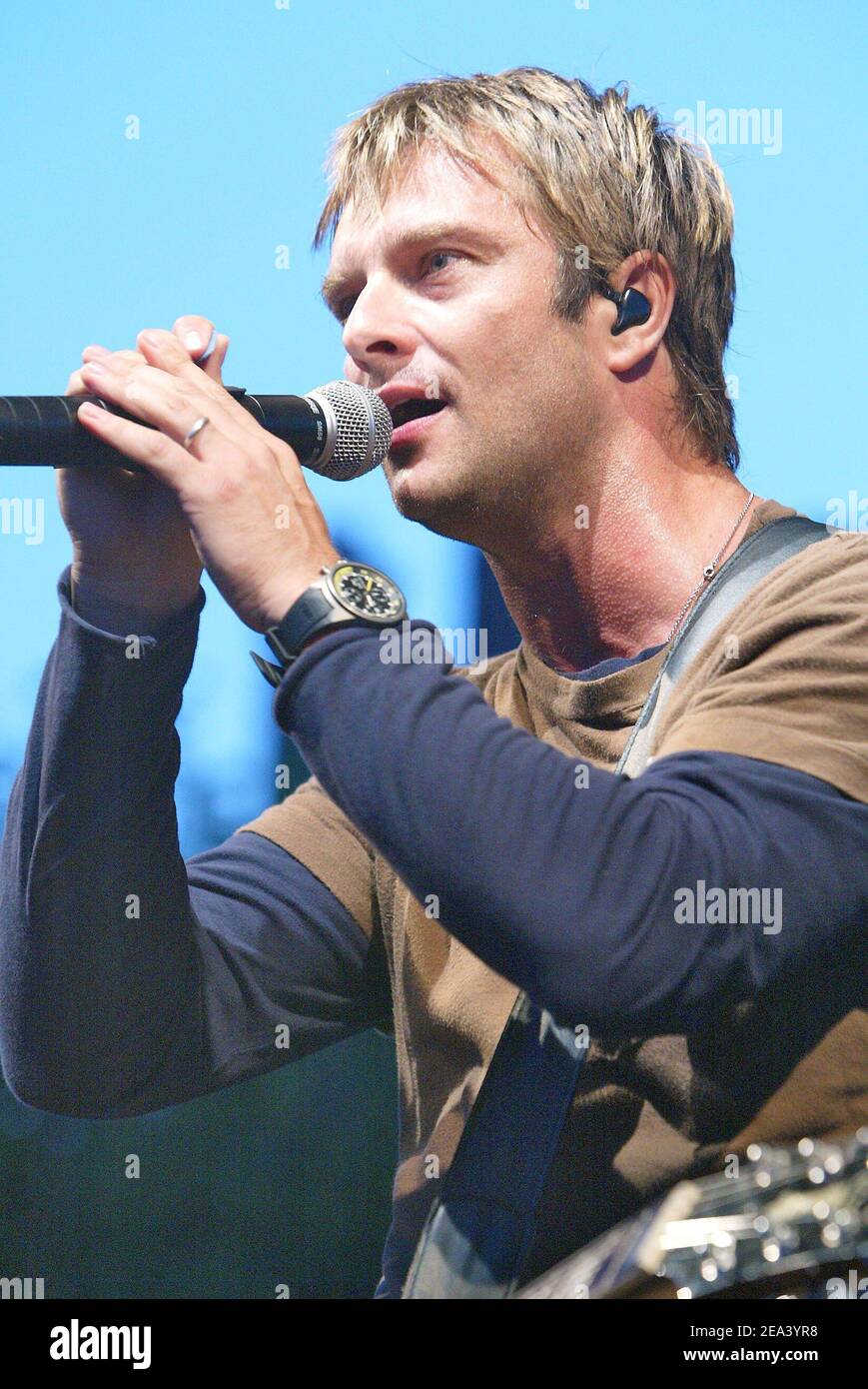 Il cantante e compositore francese David Hallyday si esibisce dal vivo durante un concerto gratuito fuori dal Palais Imperial di Compiegne, vicino a Parigi, Francia, il 30 aprile 2005. Foto di Edouard Bernaux/ABACA. Foto Stock