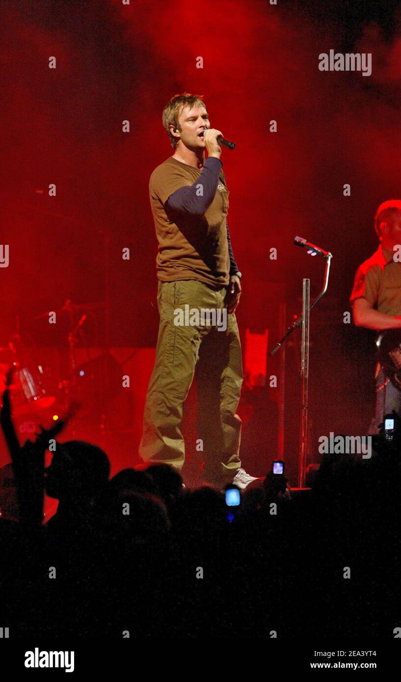 Il cantante e compositore francese David Hallyday si esibisce dal vivo durante un concerto gratuito fuori dal Palais Imperial di Compiegne, vicino a Parigi, Francia, il 30 aprile 2005. Foto di Edouard Bernaux/ABACA. Foto Stock