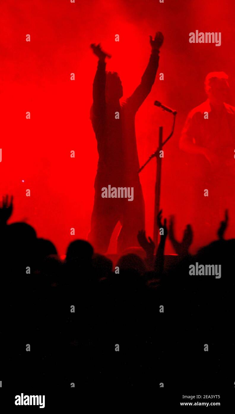 Il cantante e compositore francese David Hallyday si esibisce dal vivo durante un concerto gratuito fuori dal Palais Imperial di Compiegne, vicino a Parigi, Francia, il 30 aprile 2005. Foto di Edouard Bernaux/ABACA. Foto Stock