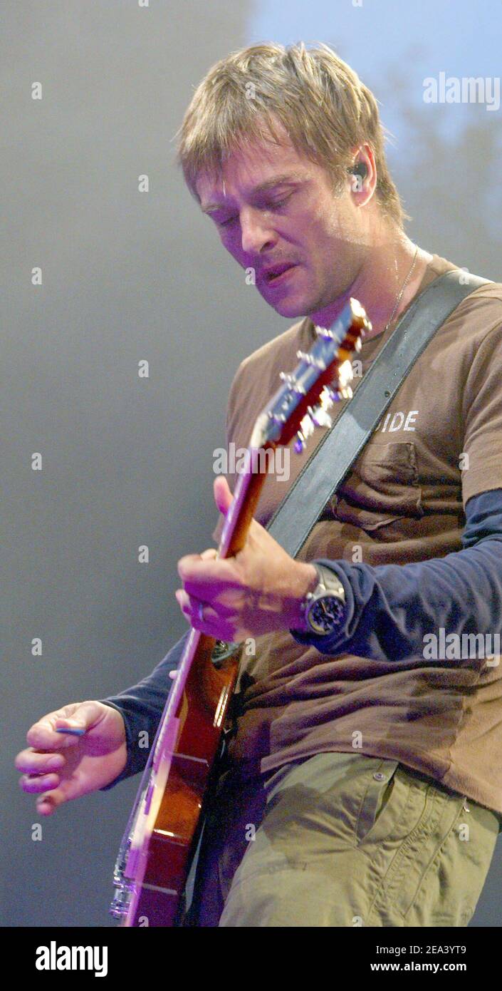 Il cantante e compositore francese David Hallyday si esibisce dal vivo durante un concerto gratuito fuori dal Palais Imperial di Compiegne, vicino a Parigi, Francia, il 30 aprile 2005. Foto di Edouard Bernaux/ABACA. Foto Stock