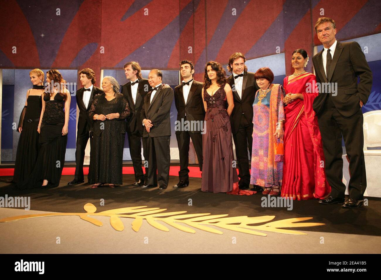 Emir Kusturica (5° L), presidente della giuria e regista di Sarajevo, è presente con l'attrice belga Cecile de France (L) e i membri della giuria del 58mo Festival del cinema di Cannes, l'attrice indiana Aishwarya Rai, l'autore statunitense toni Morrison, il regista di Hong Kong John Woo, il regista tedesco Fatih Akin, l'attrice messicana Salma Hayek, L'attore spagnolo Javier Bardem, il direttore francese Agnes Varda, l'attrice indiana Nandita Das e il direttore francese Benoit Jacquot durante la cerimonia di apertura a Cannes, Francia meridionale, il 11 maggio 2005. Foto di Hahn-Klein-Nebinger/ABACA. Foto Stock