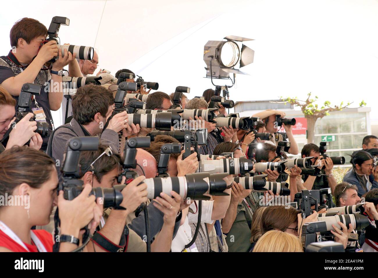 Fotografi durante la fotocellula per il film Masahiro Kobayashi 'Bashing' al 58° Festival di Cannes, a Cannes, Francia meridionale, il 12 maggio 2005. Foto di Hahn-Nebinger-Klein/ABACA Foto Stock