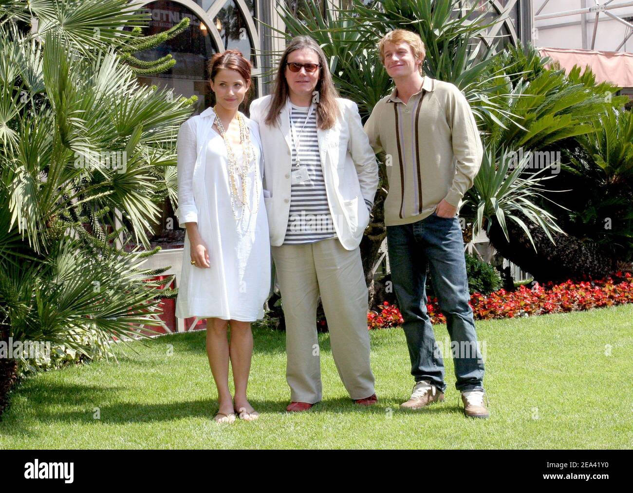 Stephen Woolley, circondato dall'attrice svedese Tuva Novotny (L) e Leo Gregory (R), posa per una fotocellula nel giardino del Majestic Hotel durante il 58° Festival Internazionale del Cinema di Cannes 13 maggio 2005 a Cannes, Francia. Foto di Benoit Pinguet/ABACA Foto Stock