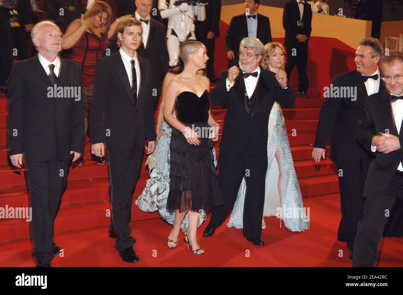 I membri del cast Ian McDiarmid, Hayden Christensen e Natalie Portman insieme al regista George Lucas alla fine del film di George Lucas 'Star Wars Episode 3 Revenge of the Sith' World Premiere presentato fuori concorso al cinquantottesimo Festival di Cannes, in Francia, il 15 maggio 2005. Foto di Hahn-Nebinger-Klein/ABACA Foto Stock