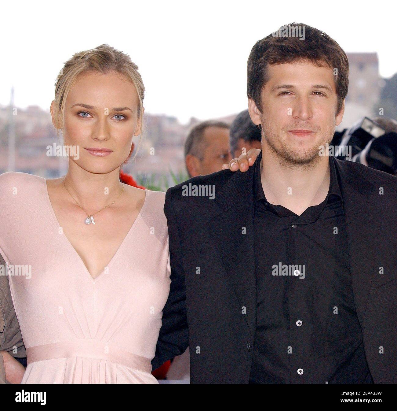 (l a r) l'attrice tedesca Diane Kruger e l'attore francese Guillaume Canet posano durante una fotocellula per il regista francese Christian Carion film 'Joyeux Noel' che viene proiettato fuori concorso al 58th Cannes Film Festival, a Cannes, Francia meridionale, il 16 maggio 2005. Foto di Hahn-Nebinger-Klein/ABACA. Foto Stock