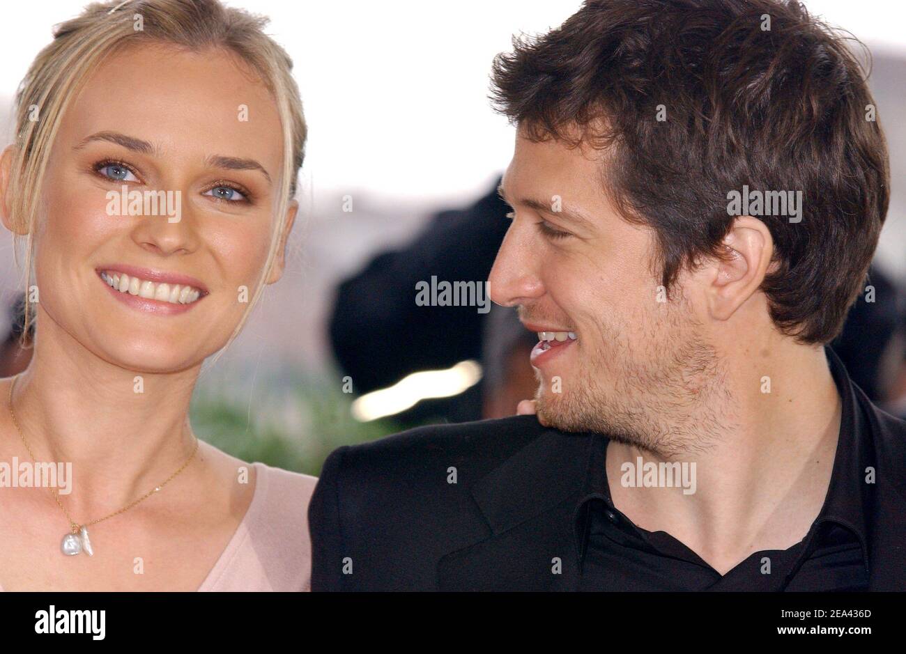 (l a r) l'attrice tedesca Diane Kruger e l'attore francese Guillaume Canet posano durante una fotocellula per il regista francese Christian Carion film 'Joyeux Noel' che viene proiettato fuori concorso al 58th Cannes Film Festival, a Cannes, Francia meridionale, il 16 maggio 2005. Foto di Hahn-Nebinger-Klein/ABACA. Foto Stock