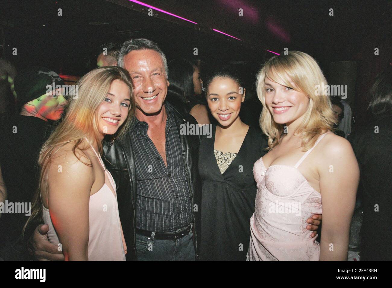 (L-R) cantanti francesi Liza Pastor e il suo fidanzato Daniel, Aurele Konate ed estere di gioia del musical 'Belles Belles Belles' posa durante il dopo-party del concerto 'The Black Eyed Peas', a l'Etoile a Parigi, Francia, il 17 maggio 2005. Foto di Laurent Zabulon/ABACA. Foto Stock