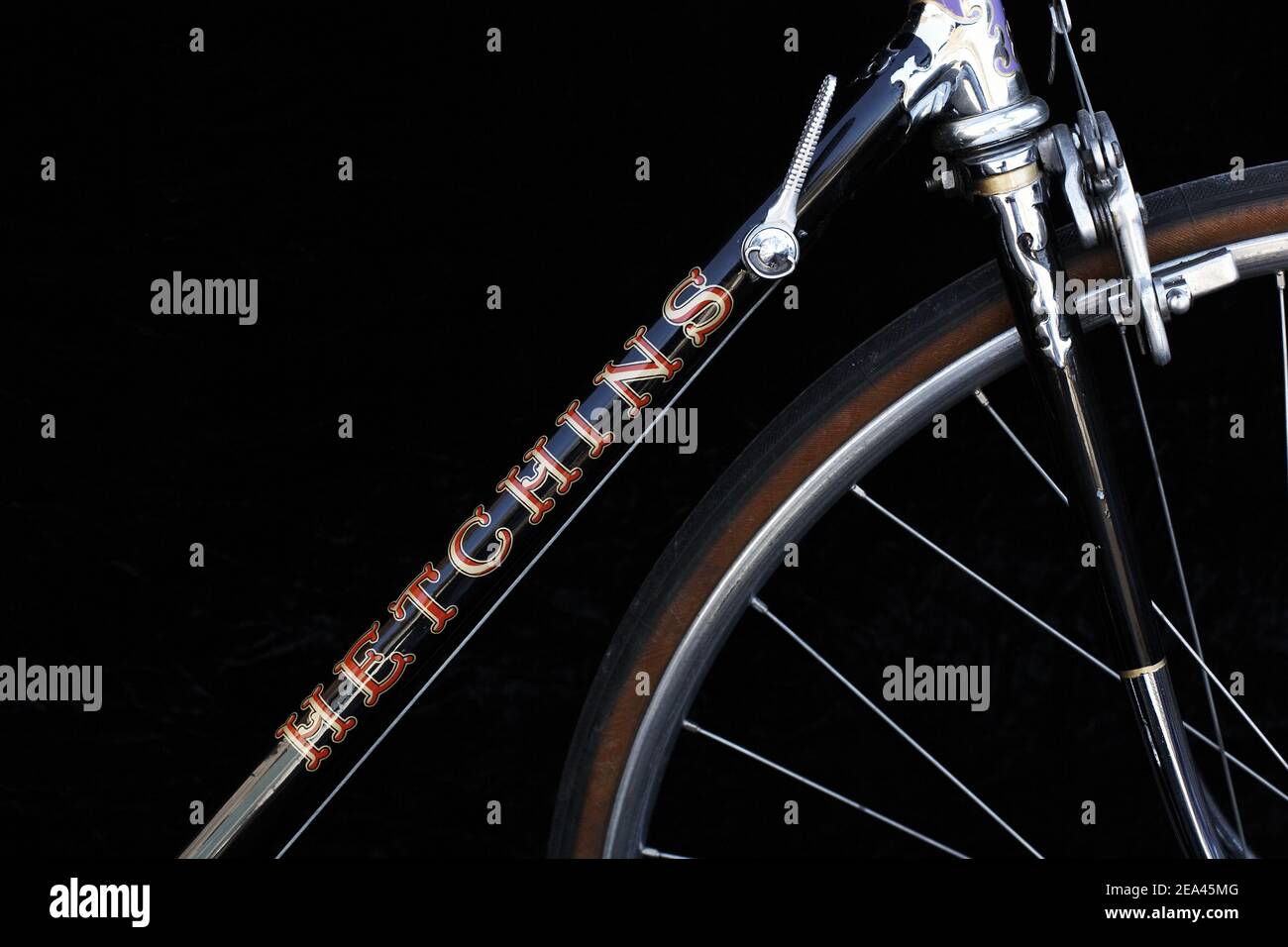 Ciclo in acciaio vintage Hetchin con sfondo nero. Foto Stock