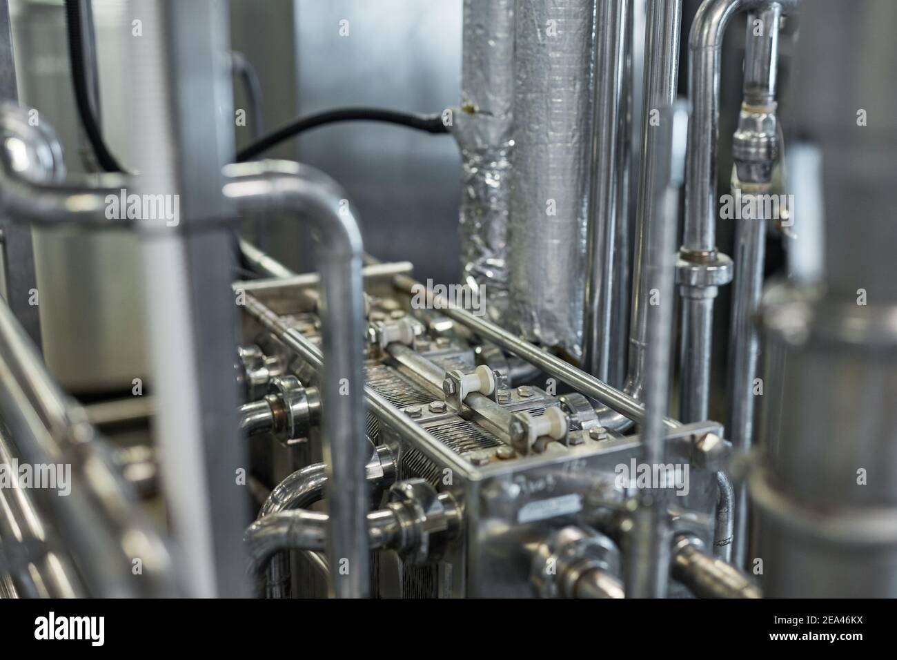 Primo piano immagine di sfondo delle aste di collegamento in acciaio dell'unità della macchina presso l'impianto industriale, spazio di copia Foto Stock