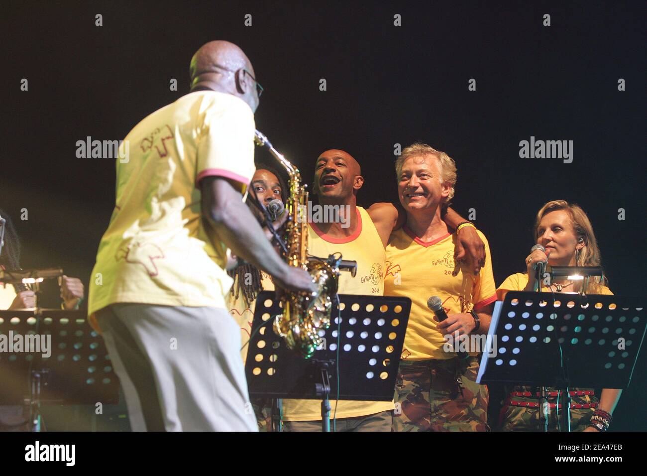 Manu DiBango si esibisce dal vivo sul palco di Zenith durante il concerto per l'associazione di Yannick Noah 'Les Enfants de la Terre' il 28 maggio 2005 a Parigi. Foto di Laurent Zabulon/ABACA. Foto Stock