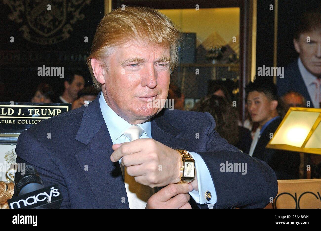 Il magnate statunitense Donald Trump svela la sua nuovissima moda, una  linea di orologi firmati creati dall'orologiaio E. Gluck Corp, il 13 giugno  2005, a New York City. La linea sarà intitolata '