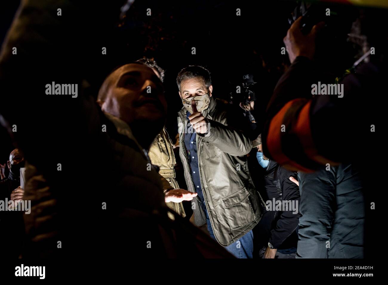 Barcellona, Spagna. 7 febbraio 2021, Hospitalet De Llobregat, Barcellona, Spagna: Partito unionista di estrema destra il leader VOX SANTIAGO ABASCAL pone per un selfie con sostenitori durante un raduno a Hospitalet de Llobregat (provincia di Barcellona) in vista delle elezioni regionali catalane che si terranno il prossimo 14 febbraio. Credit: Jordi Boixareu/Alamy Live News Foto Stock