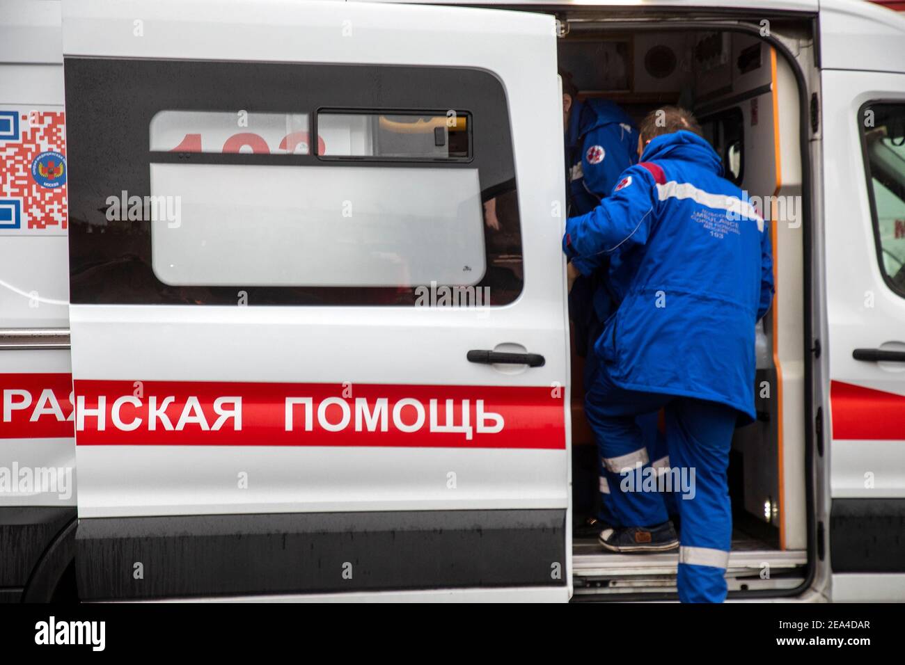 Il team del servizio di ambulanza di emergenza fornisce assistenza a un paziente a Mosca, in Russia Foto Stock