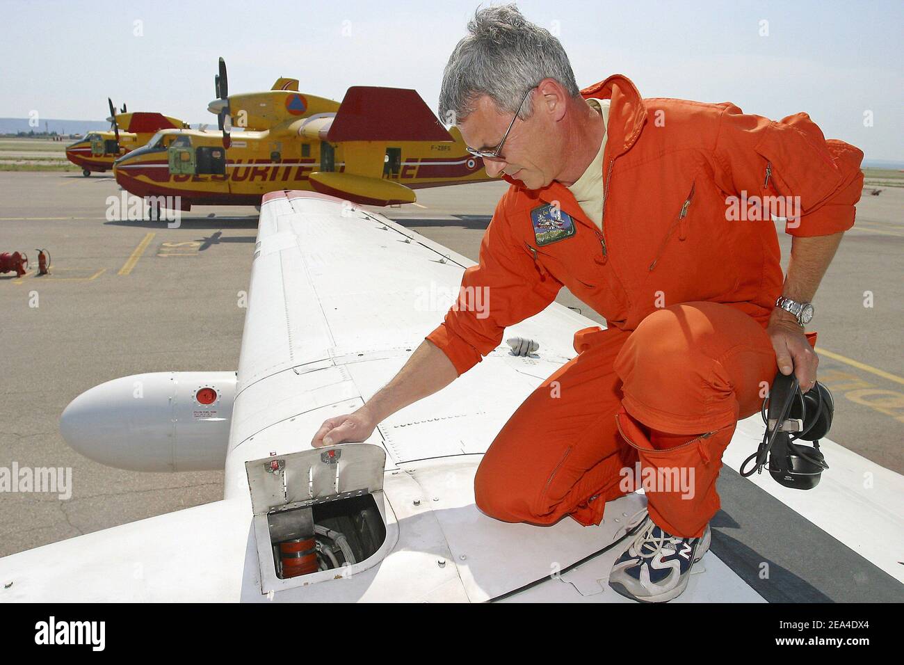 Un pilota francese della sicurezza civile ispeziona il suo bomber Conair Turbo Firecat ('Tracker') prima di una missione di fuoco sulla base aerea di Marignane, vicino a Marsiglia, Francia meridionale, il 20 giugno 2005. Il bombardiere ad acqua è in grado di serbatoio oltre 3,000 litri di ignifugo per combattere gli incendi boschivi. Foto di Gerald Holubowicz/ABACA. Foto Stock