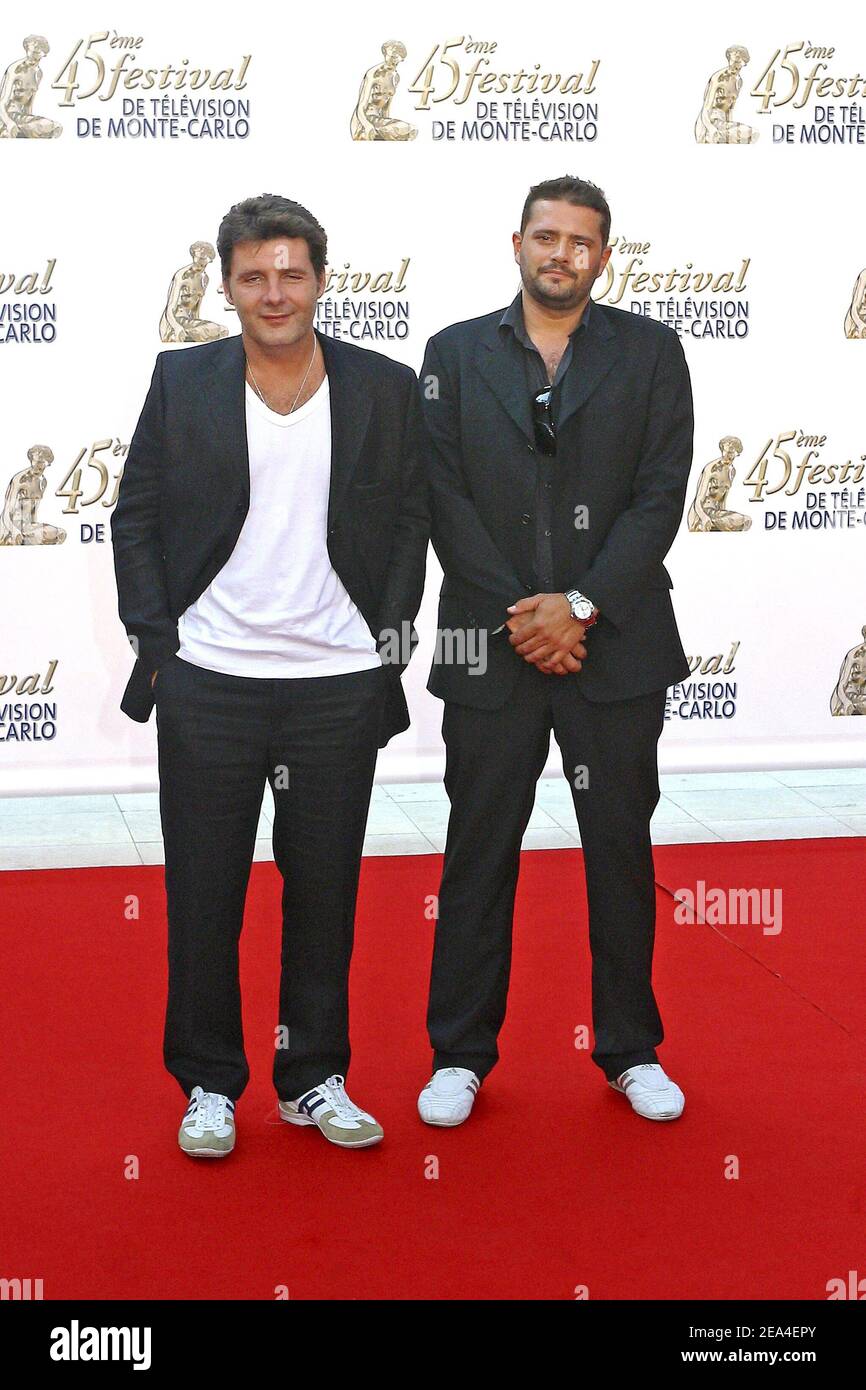 Philippe Lellouche e Philippe Cura del 'Camera Cafe' partecipano alla cerimonia di apertura del 45° Festival televisivo Monte Carlo a Monaco, il 26 giugno 2005. Foto di Gerald Holubowicz/ABACA. Foto Stock