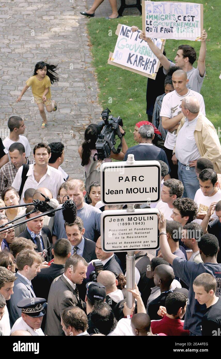 Il Ministro degli interni Nicolas Sarkozy partecipa alla conferenza stampa del 29 giugno 2005 a ''la Courneuve'', a nord di Parigi. Alcuni giorni fa, una banda spara ha ucciso un bambino che stava lavando la macchina del suo padre fuori del suo edificio. Nicolas Sarkozy ha detto alla comunità che tornerà dieci giorni dopo. Foto di Mousse/ABACAPRESS.COM' Foto Stock