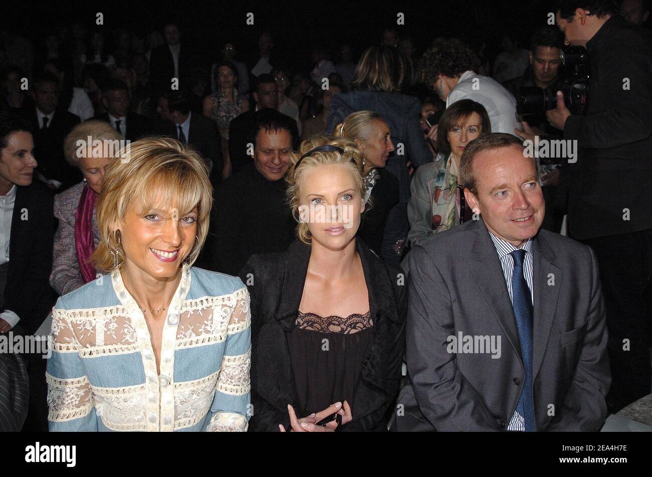 (L-R) Helene Arnault, Charlize Theron e Renaud Donnedieu de Vabres partecipano alla presentazione della collezione Christian Dior Haute-Couture Autunno-Inverno 2005-2006 a Parigi, Francia, 6 luglio 2005. Foto di Klein-Nebinger/ABACAPRESS.COM Foto Stock