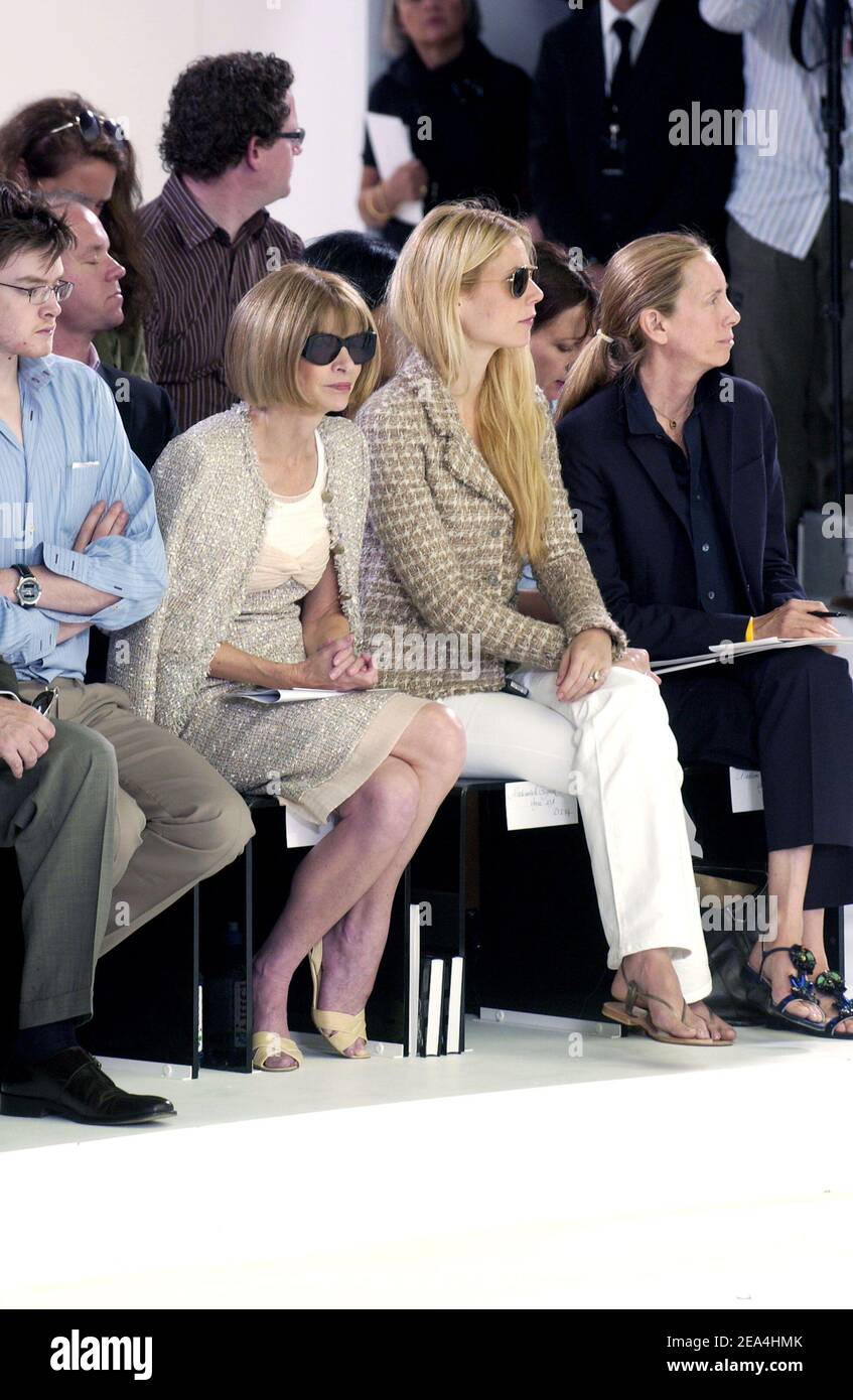 Anna Wintour, caporedattore di Vogue, e l'attrice statunitense Gwyneth Paltrow, partecipano alla presentazione del fashion designer tedesco Karl Lagerfeld per la collezione Chanel 2005-2006 Fall-Winter Haute-Couture a Parigi, Francia, il 7 luglio 2005. Foto di Nebinger-Klein/ABACAPRESS.COM. Foto Stock