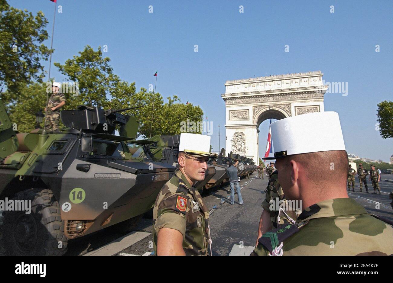 Legionari stranieri all'Arc de Triomphe di Parigi, Francia, il 14 luglio 2005, all'inizio della sfilata annuale della Bastiglia sugli Champs Elysees. Foto di Klein-Nebinger-Mousse/ABACAPRESS.COM Foto Stock