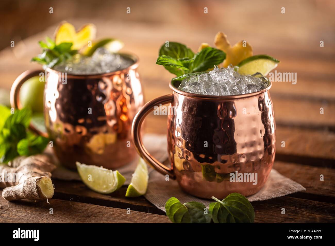 Cocktail mula highball di Mosca e una lunga vodka con lime fresca, birra allo zenzero e menta. Foto Stock