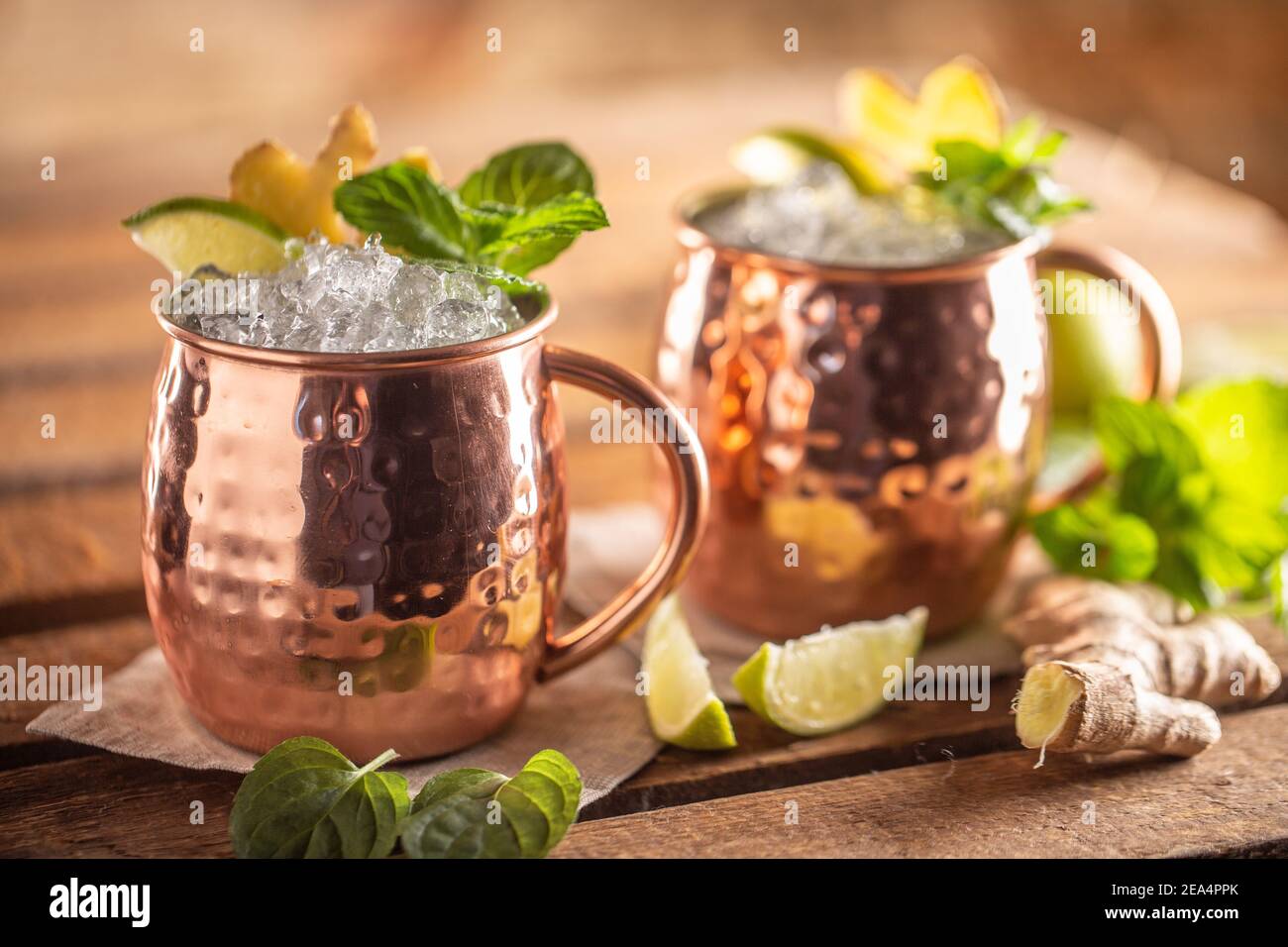 Cocktail mula highball di Mosca e una lunga vodka con lime fresca, birra allo zenzero e menta. Foto Stock