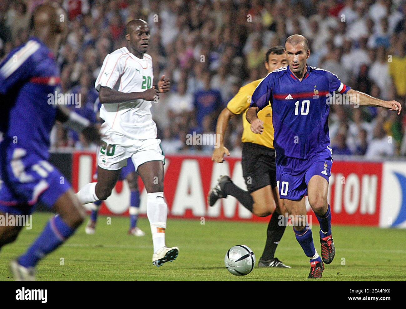 Il centrocampista francese Zinedine Zidane, che torna a giocare per la  Francia un anno dopo aver annunciato il suo ritiro internazionale, durante  la amichevole partita di calcio Francia contro Costa d'Avorio, al