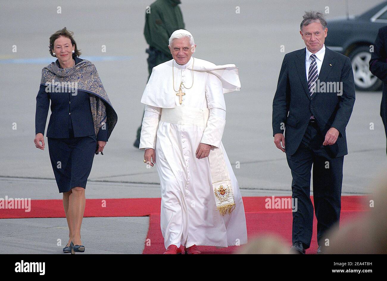 Papa Benedetto XVI è accompagnato dal presidente tedesco Horst Koehler e dalla moglie Eva Louise, mentre parte dall'aeroporto nazionale di Colonia, in Germania, il 21 agosto 2005, dopo aver partecipato alla X Giornata Mondiale della Gioventù. Foto di Douliery-Zabulon/ABACAPRESS.COM. Foto Stock