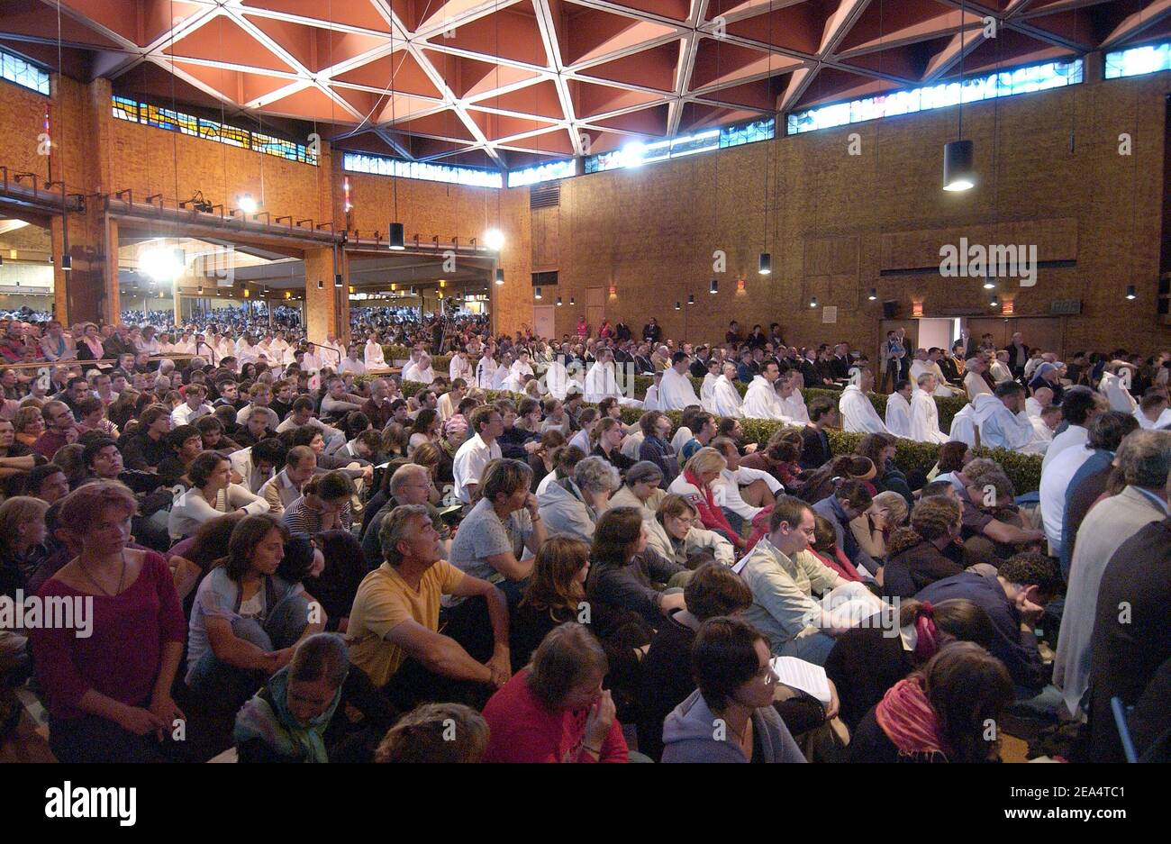 I funerali di Fratel Roger Schutz, leader della comunità ecumenica di Taize, si sono svolti nella chiesa della riconciliazione della comunità di Taize, Francia centrale, il 23 agosto 2005. Fratello Roger, 90 anni, è stato ucciso la scorsa settimana, quando una donna rumena di 36 anni, mentalmente disturbata, ha tagliato la gola davanti a 2,500 pellegrini che pregavano nella chiesa. Foto di Bruno Klein/ABACAPRESS.COM Foto Stock