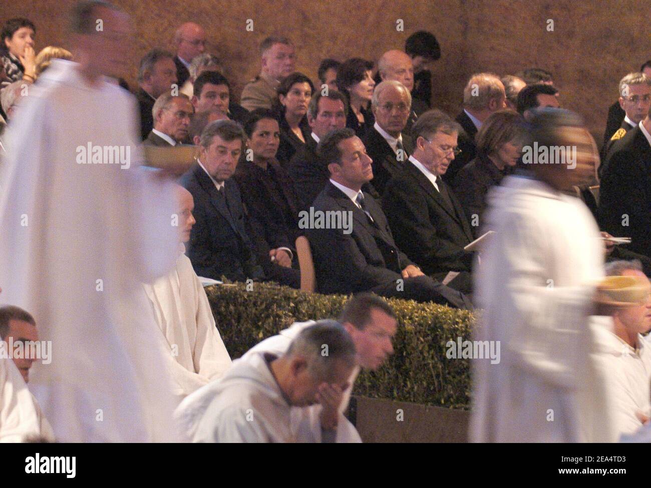 Il ministro francese degli interni Nicolas Sarkozy e il presidente tedesco Horst Koehler partecipano alle esequie di frère Roger Schutz, leader della comunità ecumenica di Taize, svoltesi il 23 agosto 2005 nella chiesa della riconciliazione della comunità di Taize, nella Francia centrale. Fratello Roger, 90 anni, è stato ucciso la scorsa settimana, quando una donna rumena di 36 anni, mentalmente disturbata, ha tagliato la gola davanti a 2,500 pellegrini che pregavano nella chiesa. Foto di Bruno Klein/ABACAPRESS.COM Foto Stock