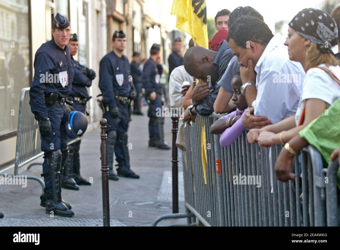 Le associazioni per i diritti umani manifestano di fronte a un edificio che ospita una famiglia di immigrati africani che ha bruciato lunedì 29 agosto 2005, uccidendo 7 persone. Foto di Mehdi Taamallah/ABACAPRESS.COM Foto Stock