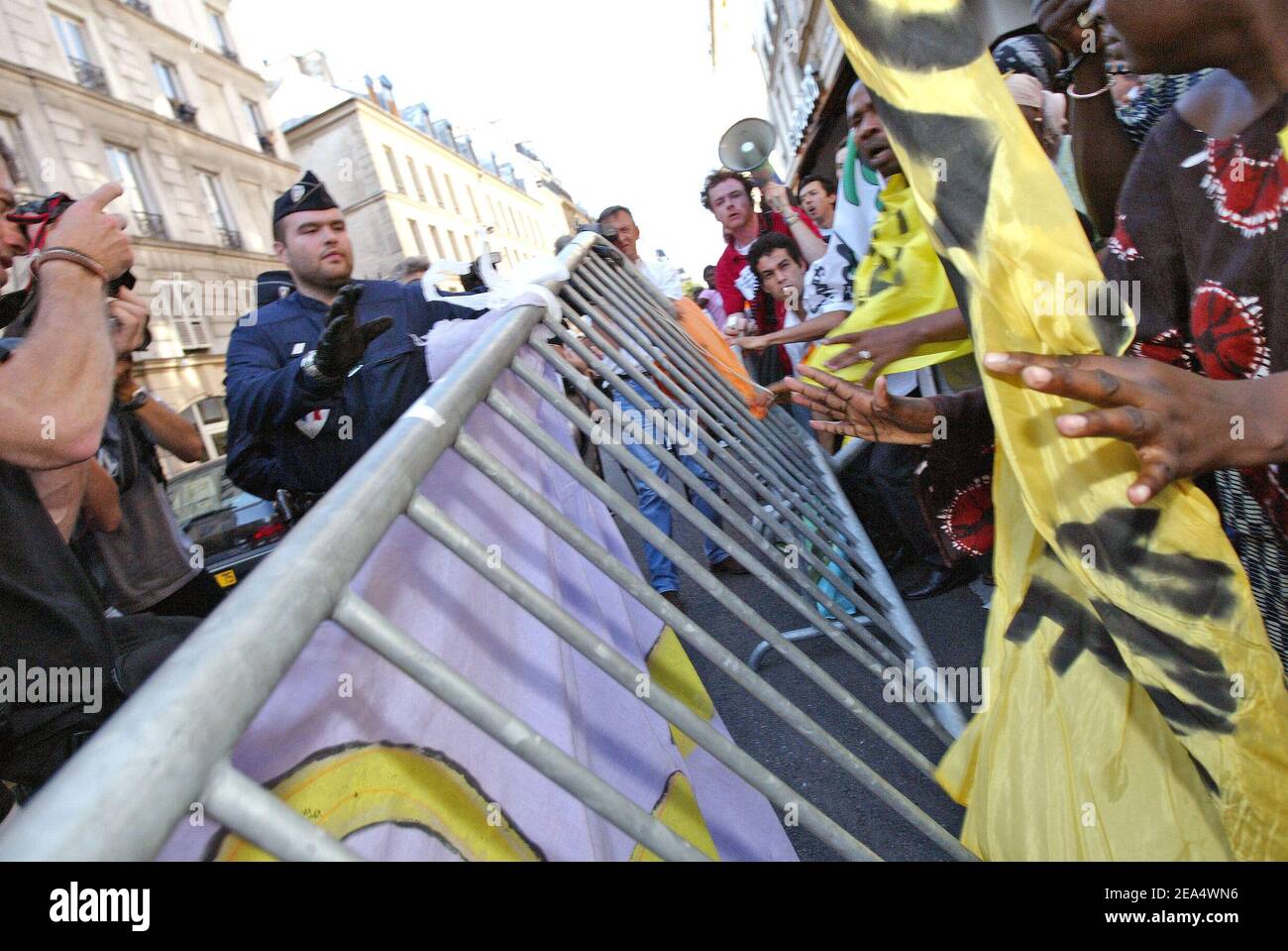 Le associazioni per i diritti umani manifestano di fronte a un edificio che ospita una famiglia di immigrati africani che ha bruciato lunedì 29 agosto 2005, uccidendo 7 persone. Foto di Mehdi Taamallah/ABACAPRESS.COM Foto Stock