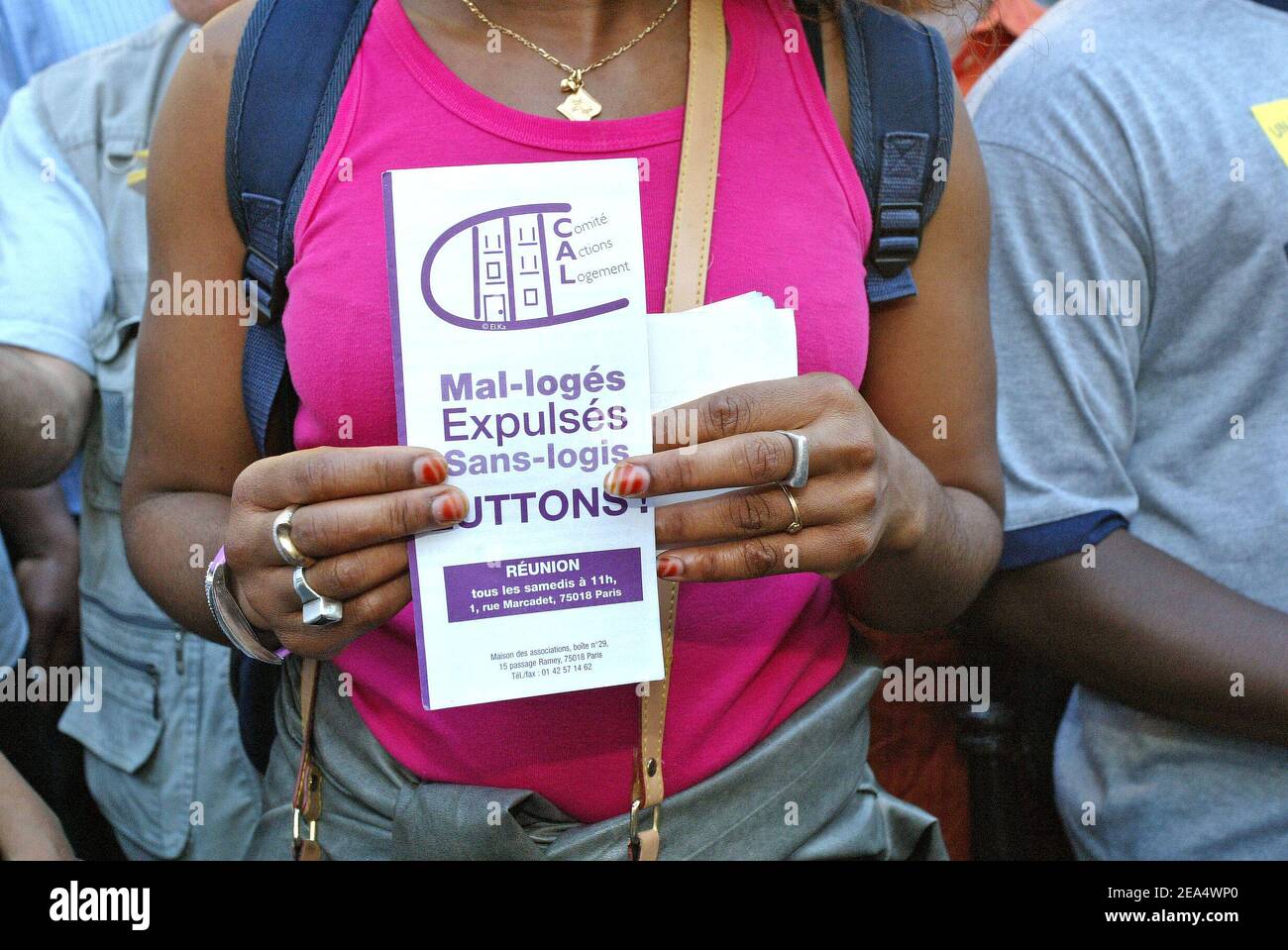 Le associazioni per i diritti umani manifestano di fronte a un edificio che ospita una famiglia di immigrati africani che ha bruciato lunedì 29 agosto 2005, uccidendo 7 persone. Foto di Mehdi Taamallah/ABACAPRESS.COM Foto Stock