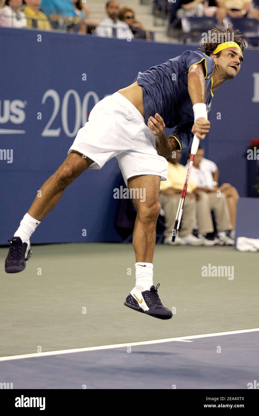 Roger Federer, in Svizzera, compete contro Fabrice Santoro, in Francia, durante la quinta giornata di gara del torneo di tennis US Open 2005 a Flushing Meadows, New York City, USA, il 2 settembre 2005. Foto di William Gratz/ABACAPRESS.COM Foto Stock