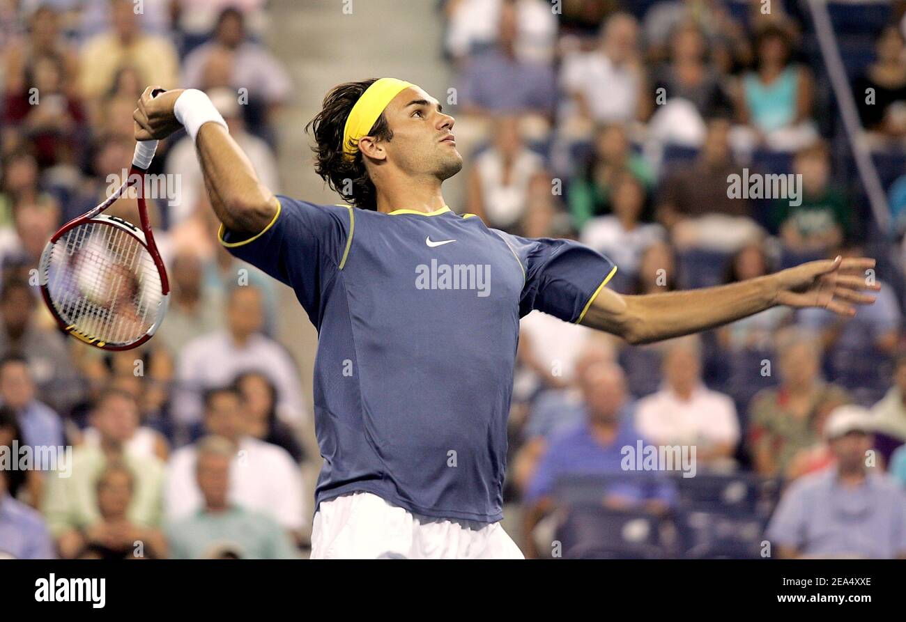 Roger Federer, in Svizzera, compete contro Fabrice Santoro, in Francia, durante la quinta giornata di gara del torneo di tennis US Open 2005 a Flushing Meadows, New York City, USA, il 2 settembre 2005. Foto di William Gratz/ABACAPRESS.COM Foto Stock