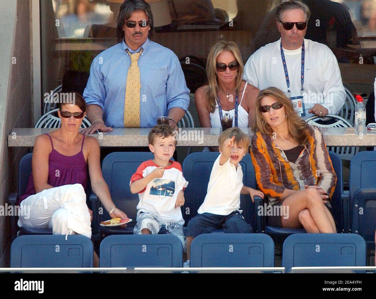 Steffi Graf e suo figlio Jaden Gil Agassi sostengono Andre Agassi durante il suo 4° round matchup al torneo di tennis US Open 2005, tenutosi presso l'Arthur Ashe Stadium di Flushing Meadows, New York, lunedì 5 settembre 2005. Foto di Nicolas Khayat/ABACAPRESS.COM Foto Stock
