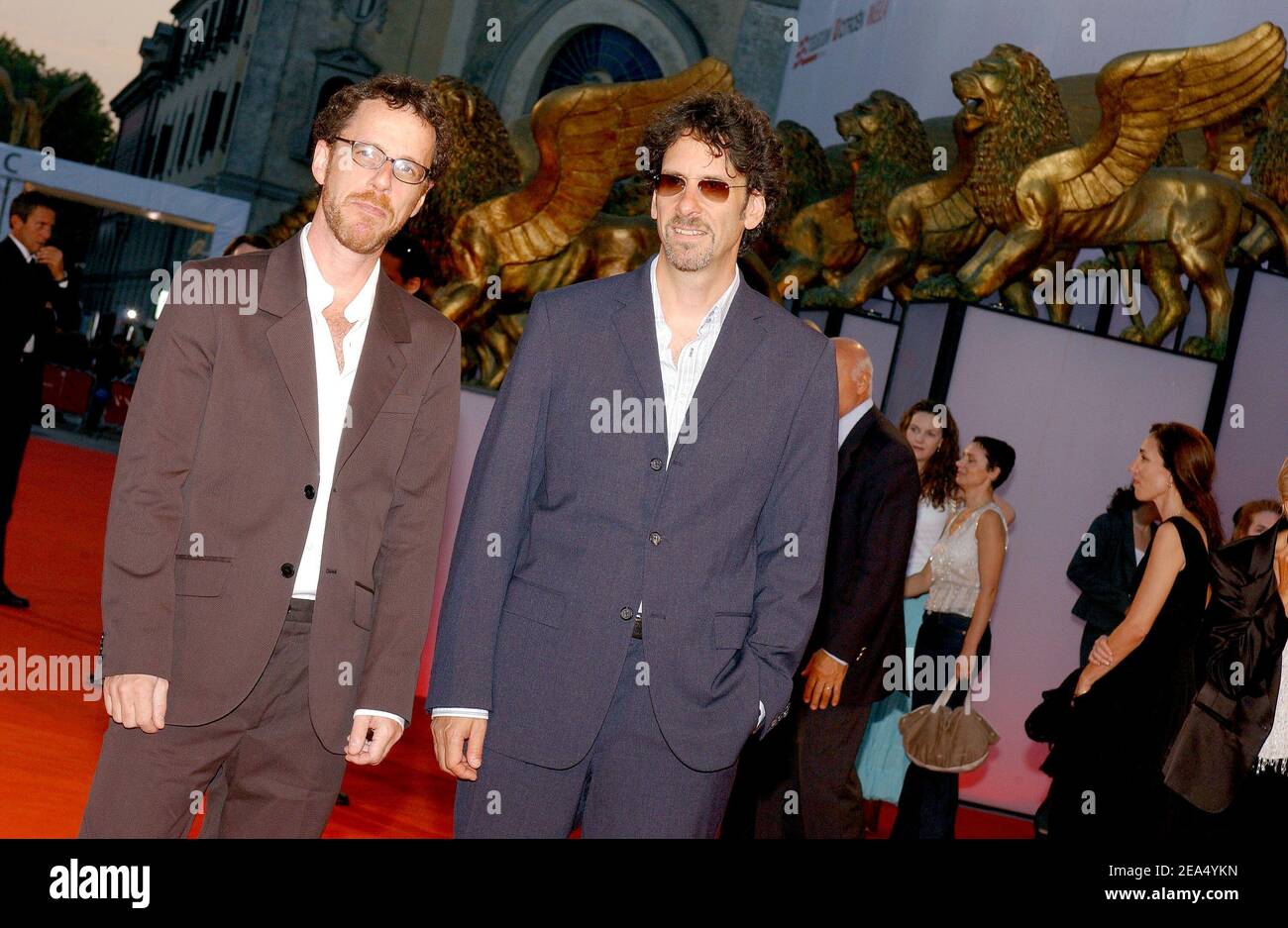 I registi statunitensi Joel ed Ethan Coen partecipano alla proiezione del film di John Turturro 'Romance & Cigarettes' al 62° Festival del Cinema di Venezia, il 6 settembre 2005. Foto di Lionel Hahn/ABACAPRESS.COM Foto Stock