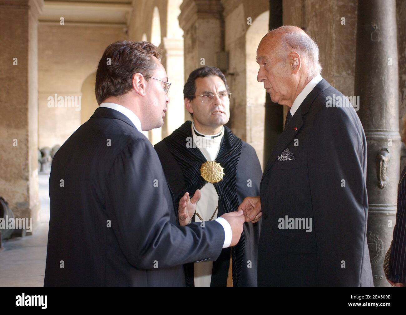 L'ex presidente francese Valery Giscard d'Estaing (R) è accolto dal figlio di Francois dalle (L) quando arriva a una messa in onore del compianto Francois dalle, ex capo esecutivo della società francese di cosmetici l'Oreal, tenuto presso gli Invalides a Parigi, in Francia, l'8 settembre 2005. Francois dalle, che da 27 anni è stato direttore generale dell'azienda e che ha avuto il merito di trasformarla in un gigante globale, è morto a Ginevra, in Svizzera, il 9 agosto 2005, a 87 anni. Foto di Gorassini-Klein/ABACAPRESS.COM Foto Stock